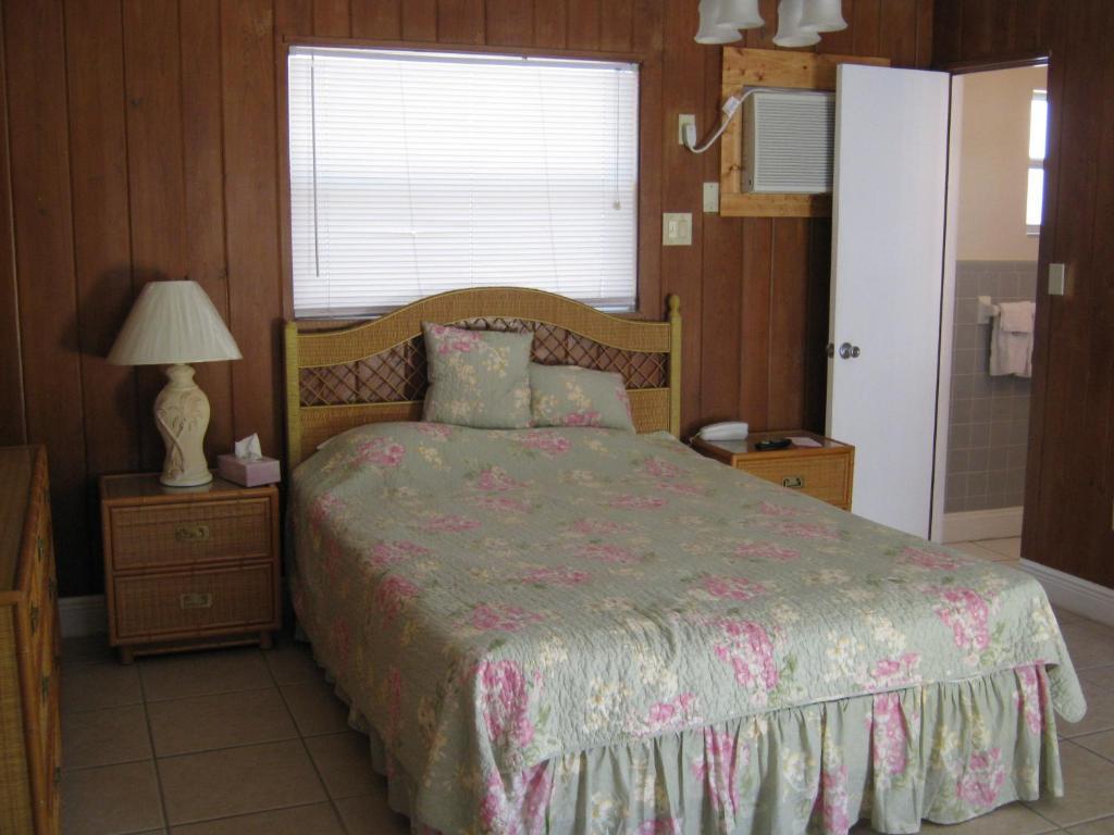 The Holiday Court Villas And Suites Fort Myers Beach Room photo