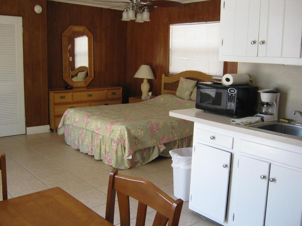 The Holiday Court Villas And Suites Fort Myers Beach Room photo