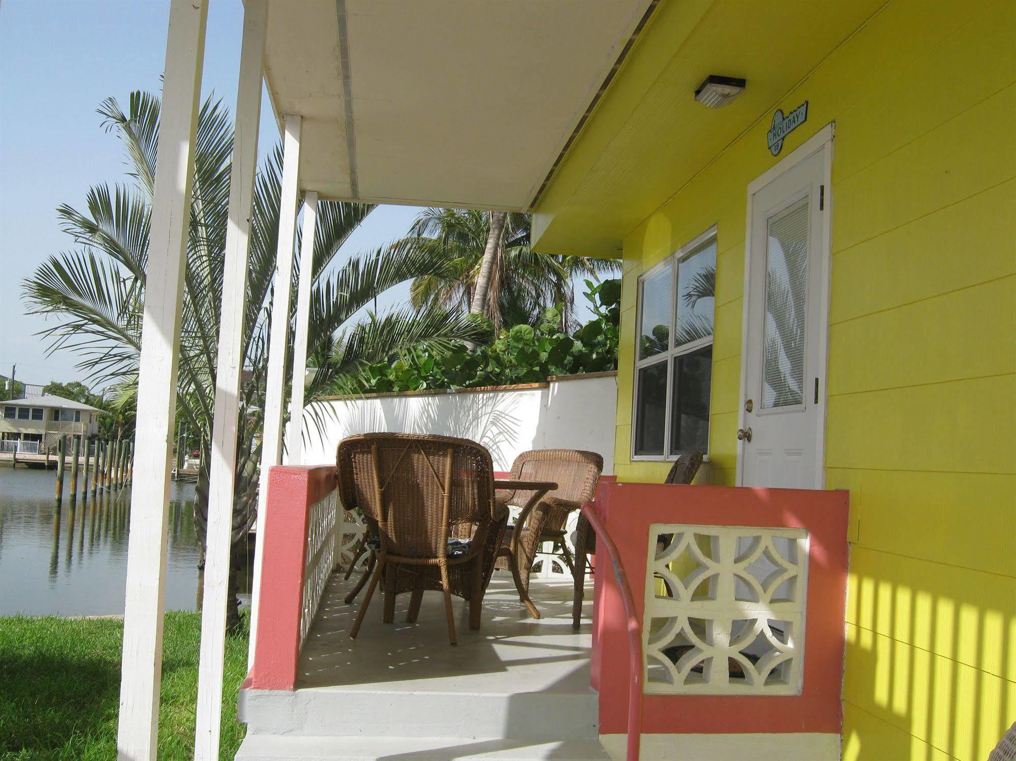 The Holiday Court Villas And Suites Fort Myers Beach Exterior photo